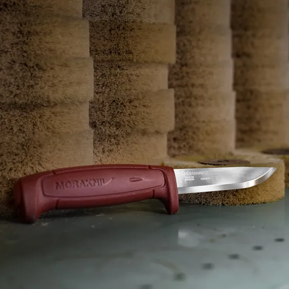Нож Morakniv Basic 511 углеродистая сталь, пластиковая ручка (красная)
