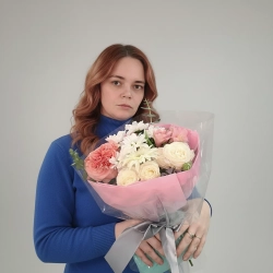 Букет с розой розового цвета, белой герберы, кустовой розы и хризантем.