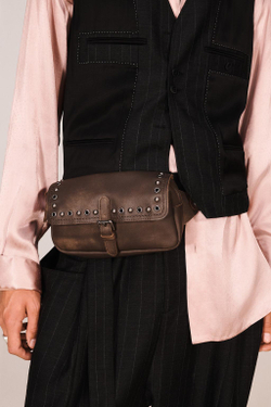 ZARA КОЖАНАЯ СУМКА НА РЕМНЕ С ЗАКЛЕПКАМИ, КОРИЧНЕВЫЙ