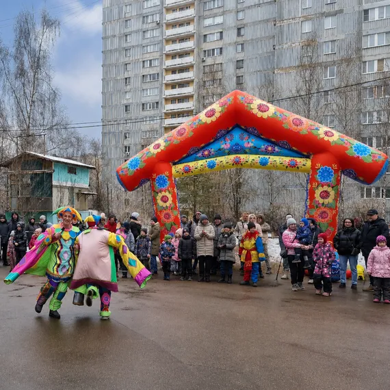 Надувная арка "Избушка"