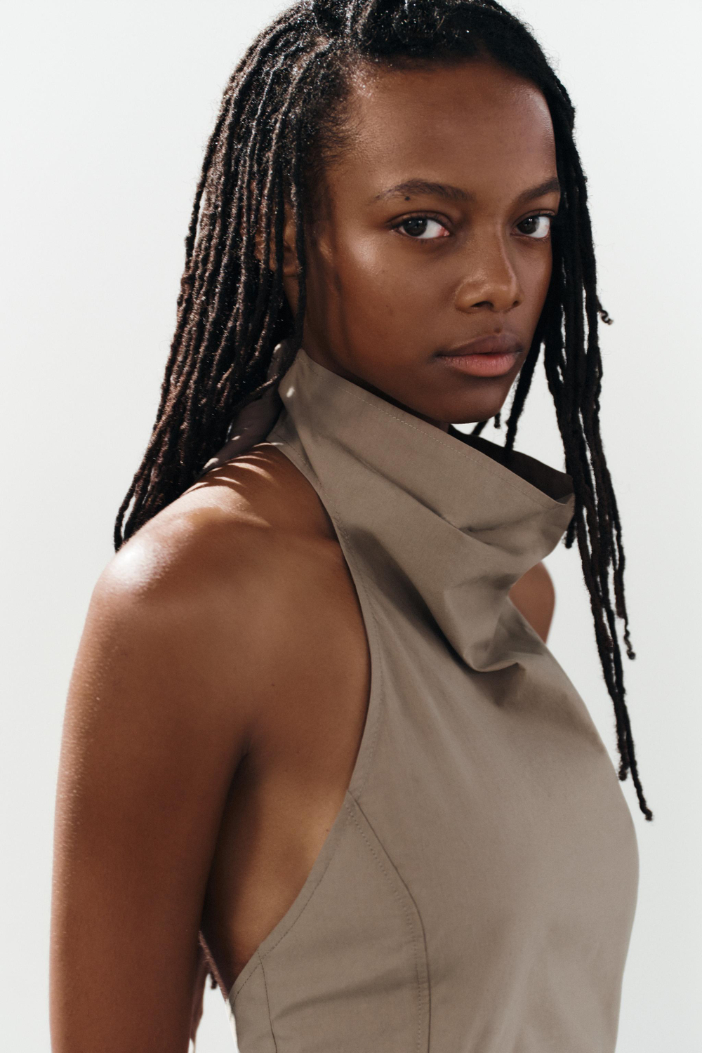 ПЛАТЬЕ МИДИ С ГОРЛОВИНОЙ ХАЛТЕР И ПРЯЖКОЙ — ZARA