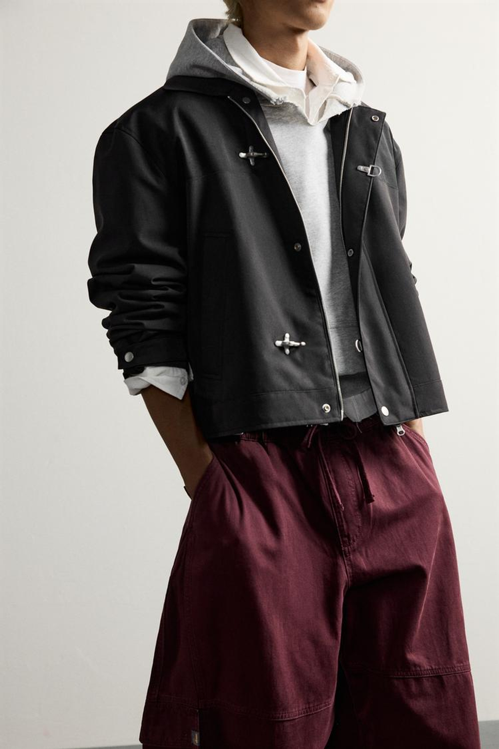 ZARA УКОРОЧЕННАЯ КУРТКА С МЕТАЛЛИЧЕСКИМИ ЗАСТЕЖКАМИ, ЧЕРНЫЙ