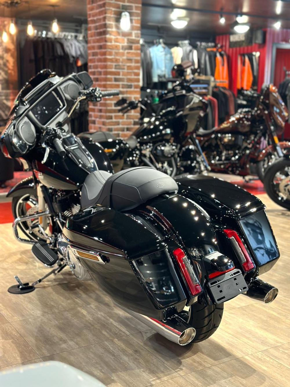 STREET GLIDE SPECIAL, 2024 VIVID BLACK CHROME TRIM