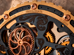 Детали часов Automaton Bite 1682 с нестандартной многослойной конструкцией, винтами и золотистой отделкой