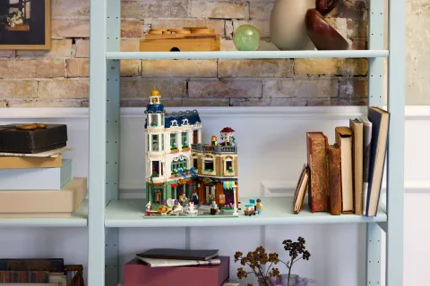 Конструктор LEGO Icons 11371 Shopping Street