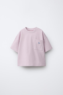 ZARA ФУТБОЛКА С НАШИВКОЙ И КАРМАНОМ, ЦВЕТ МАЛЬВЫ