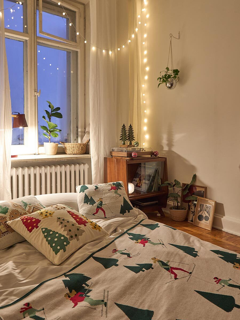 Подушка вязаная с новогодним рисунком christmas village из коллекции new year essential, 40x60 см