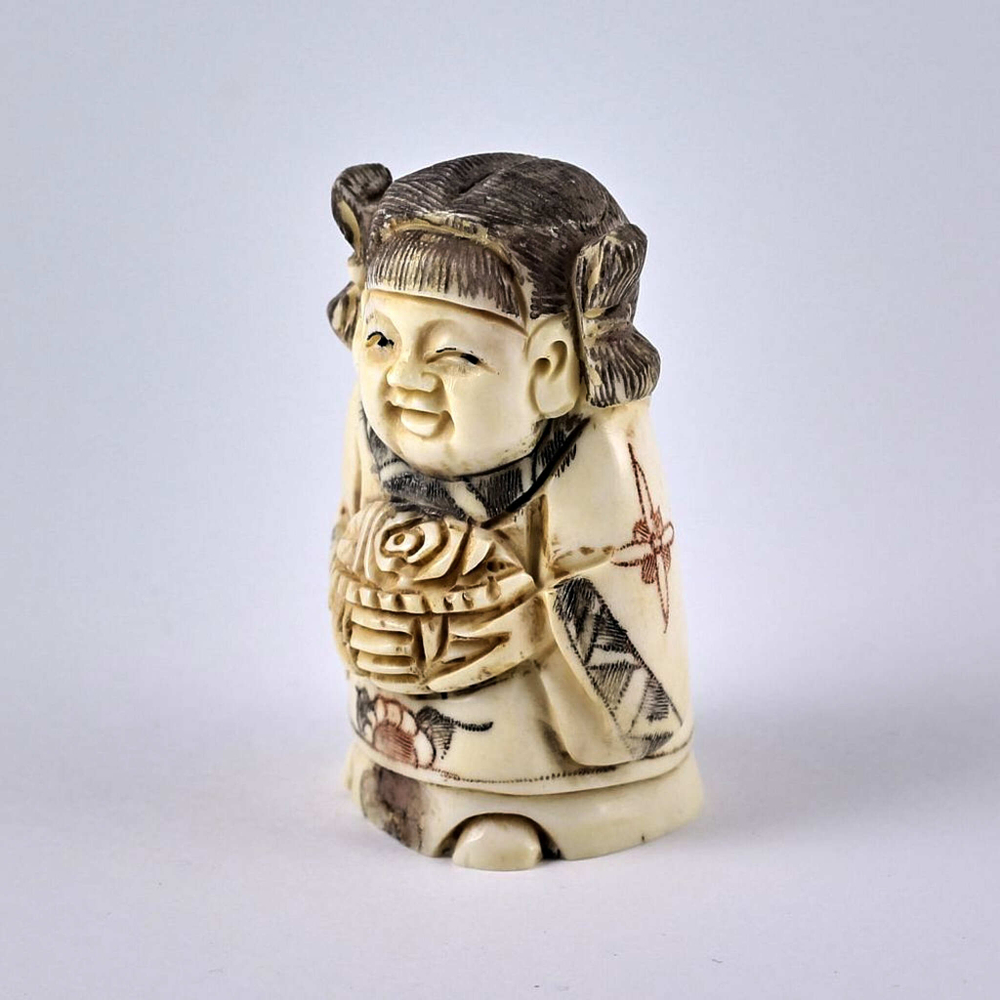 Нэцкэ Девочка с корзиной цветов
