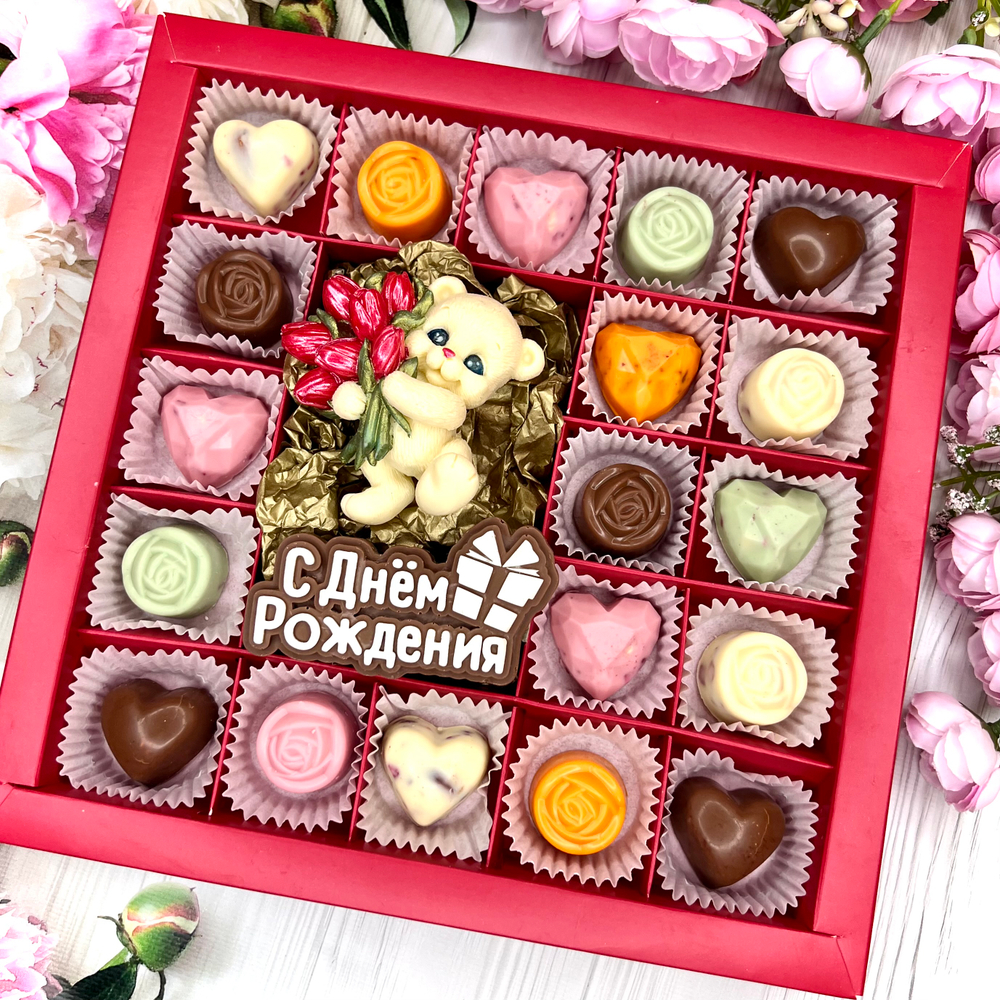 Шоколадный набор "С Днём Рождения": Мишка с тюльпанами, шоколадка-надпись и 19 конфет ручной работы
