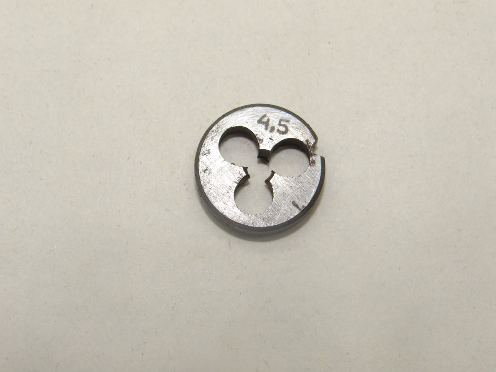 Плашка М4,5х0,75 (основной шаг) d=20мм