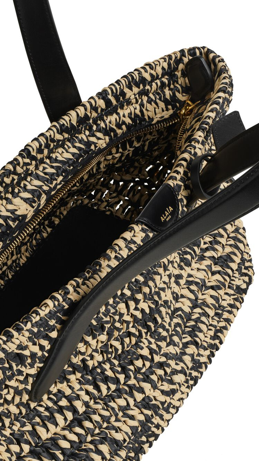 ALAÏA СУМКА LE PANIER EAST WEST СРЕДНЕГО РАЗМЕРА ИЗ РАФИИ, НАТУРАЛЬНЫЙ/ЧЕРНЫЙ