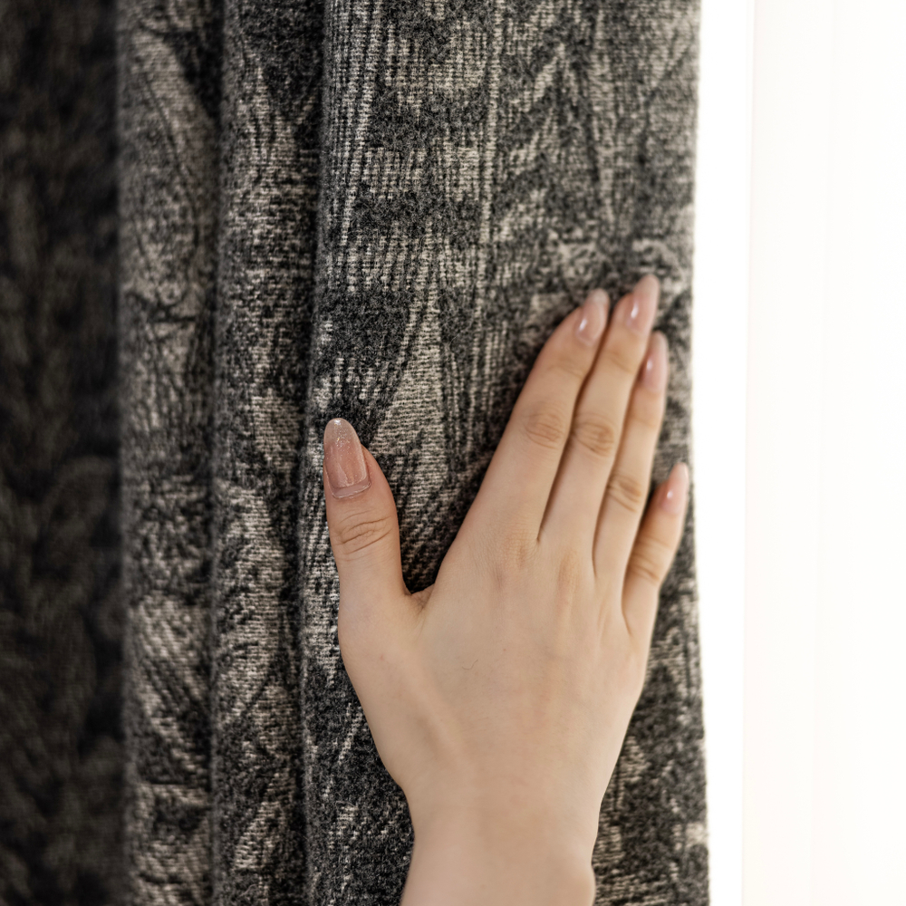 Шерстяная портьерная ткань «Graphite Tweed» — натуральная шерсть с вертикальным меланжевым рисунком для штор от пола до потолка