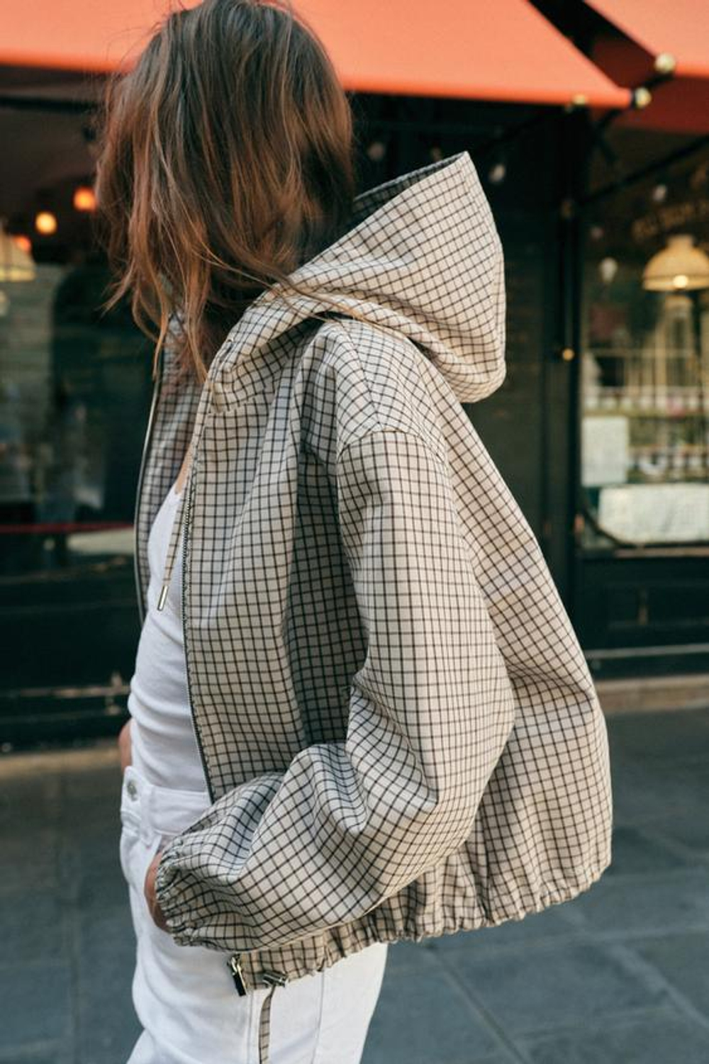 ZARA КУРТКА В КЛЕТКУ С КАПЮШОНОМ, ЖЕЛТОВАТО-БЕЛЫЙ