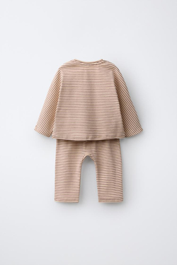 ZARA КОМПЛЕКТ ИЗ ФУТБОЛКИ И БРЮК-ДЖОГГЕРОВ В ПОЛОСКУ, РЫЖЕВАТО-КОРИЧНЕВЫЙ