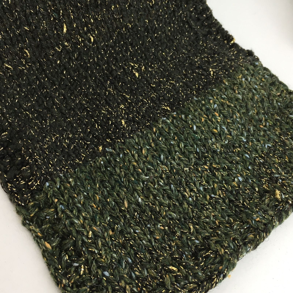 OLANCHO - Filati Color S.R.L.; люрекс, п/а; 1500м/100гр; золотой люрекс с печатями на чёрной нити; S718; Есть бобинки: 41, 108, 126, 222 гр. MP