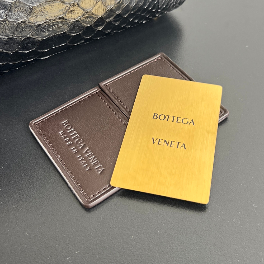 Сумка Bottega Veneta Andiamo Mini — чёрная с тиснением — фото 5