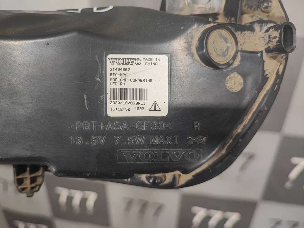 ПТФ передняя правая LED Volvo XC60 2 16-21 Б/У Оригинал 31434667