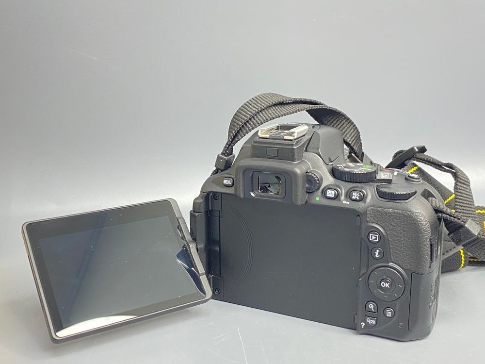 Nikon D5600 kit AF-P 18-55mm VR 4.100 кадров