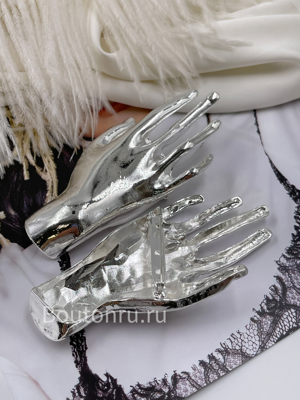 Брошь серебристая Скиап. "Рука" скидка