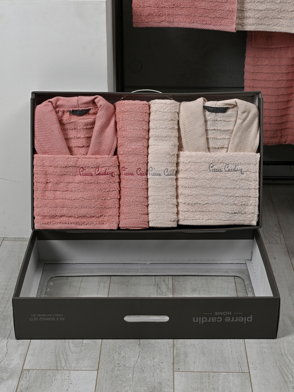AST00051 PIERRE CARDIN HOME Набор 2 халата 2 полот. для лица 50х90 2 для тела 70х140 жаккарда с логотипом розовы-крем
