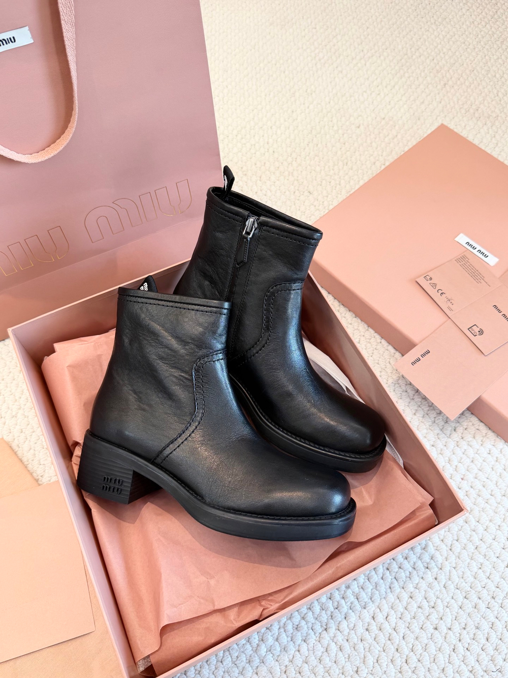 Женские ботильоны Miu Miu на устойчивом каблуке — чёрные — фото 4