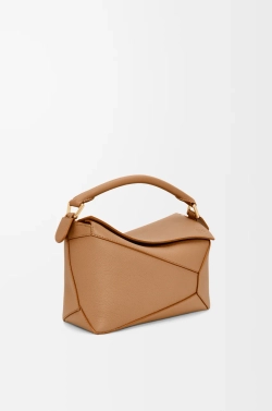 Loewe Маленькая сумка Puzzle Edge из мягкой зернистой телячьей кожи, тоффи