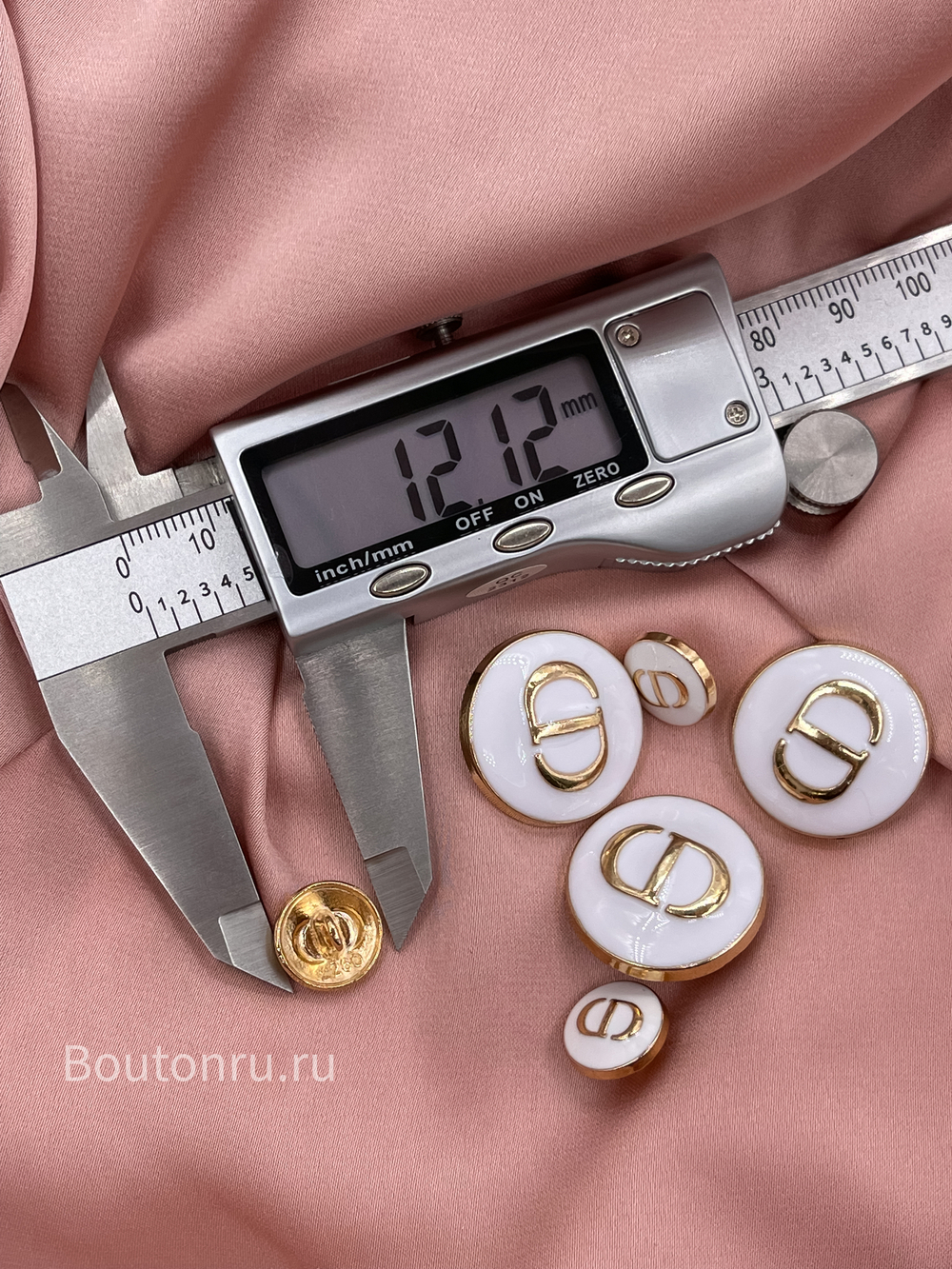 Пуговицы Ди. золото белая эмаль