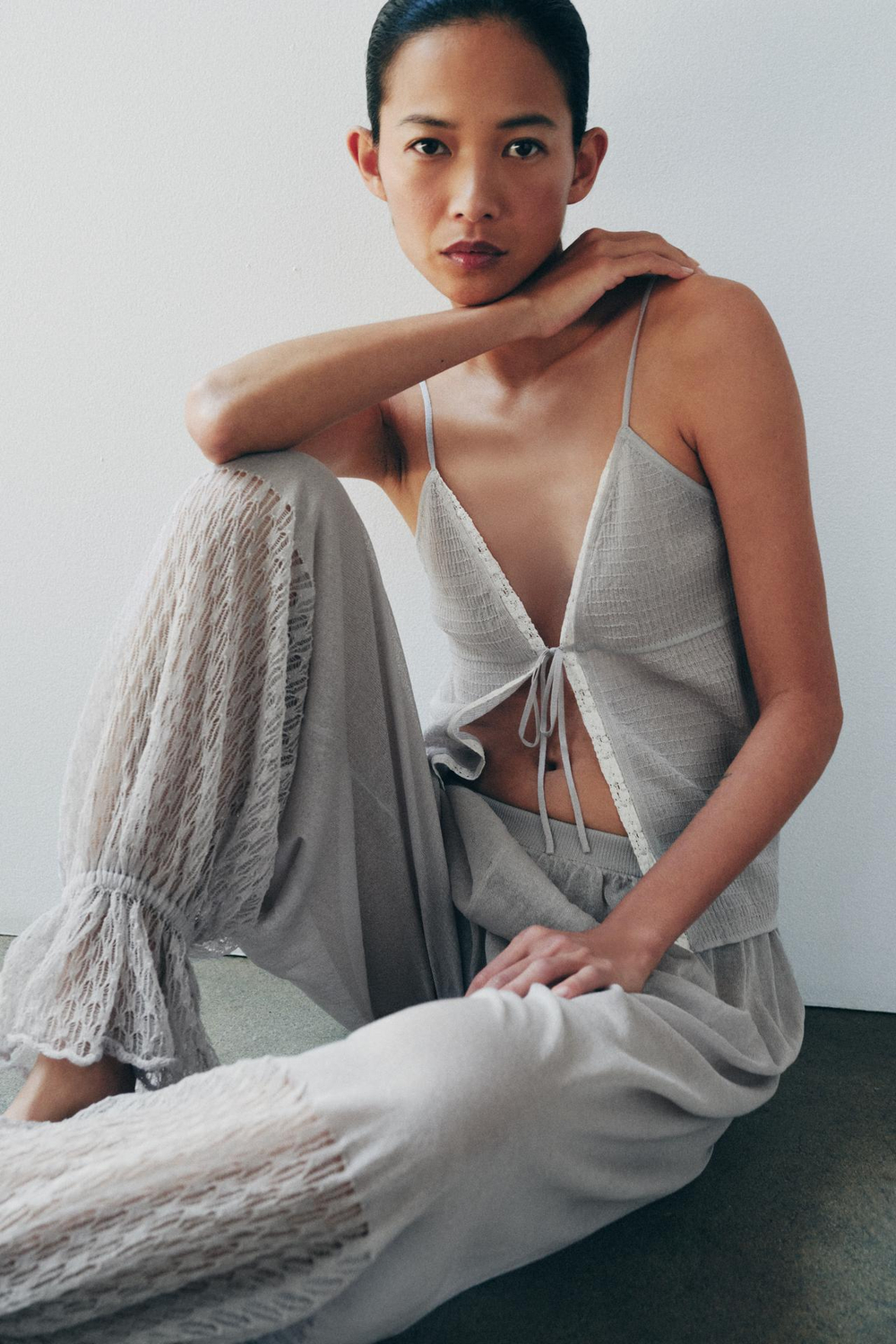 ZARA ТРИКОТАЖНЫЕ БРЮКИ-ШАРОВАРЫ С ОБОРКАМИ, СЕРЫЙ