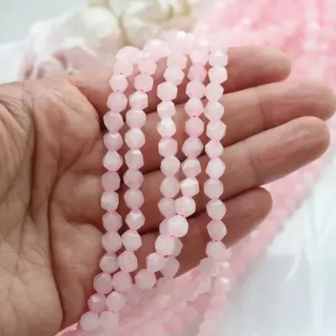Розовый кварц, граненые бусины, 6 мм, нить, К002