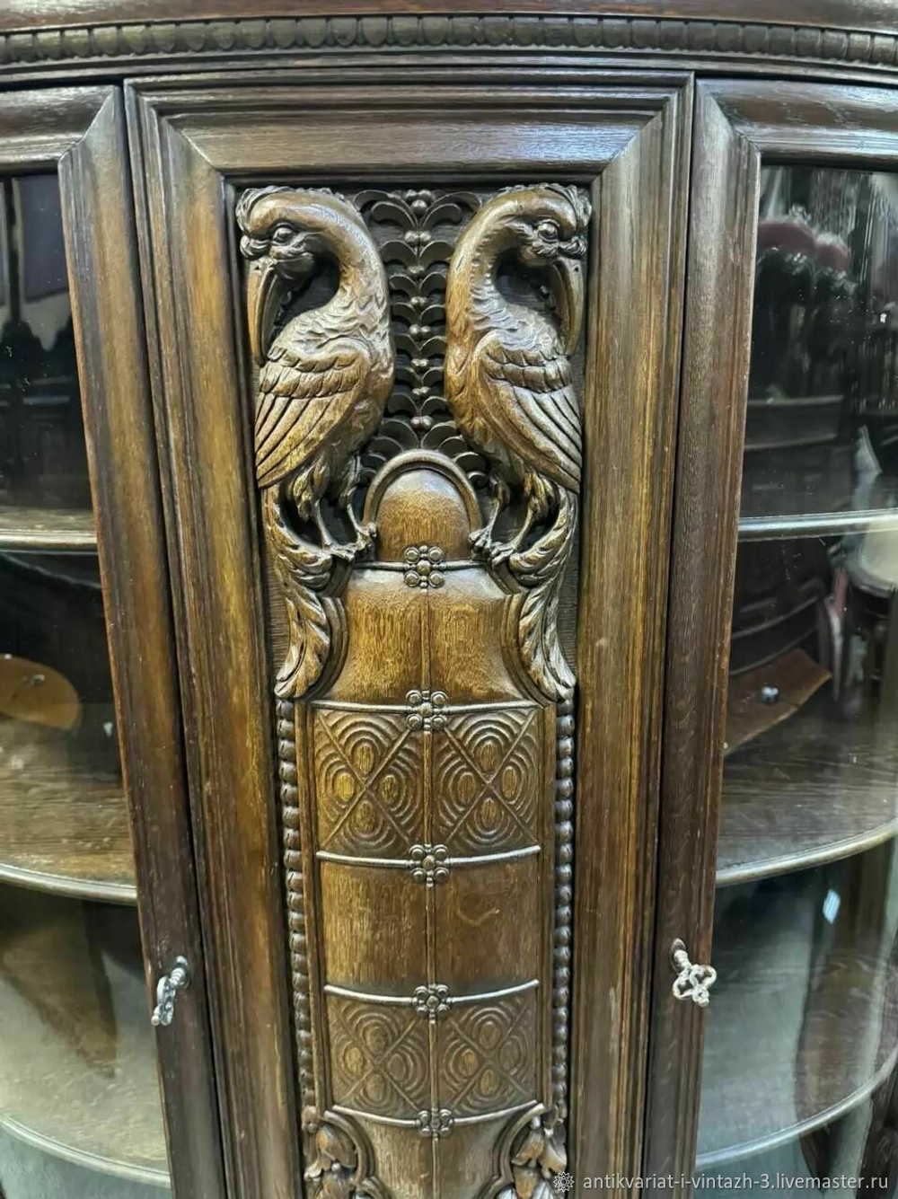 Старинная витрина