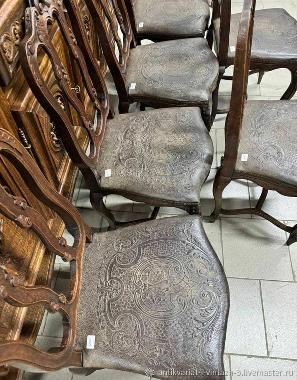 Антикварные стулья с кожей