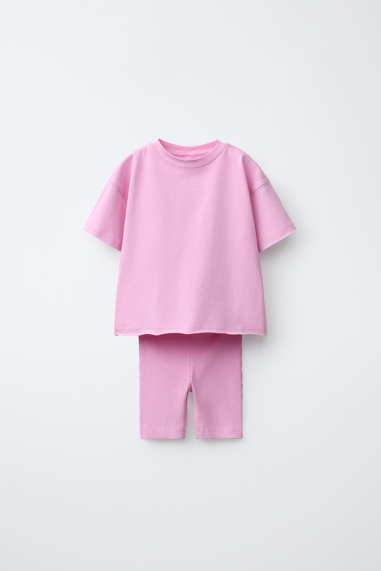 ZARA КОМПЛЕКТ ИЗ ФУТБОЛКИ И ВЕЛОСИПЕДНЫХ ЛЕГИНСОВ В РУБЧИК, РОЗОВЫЙ