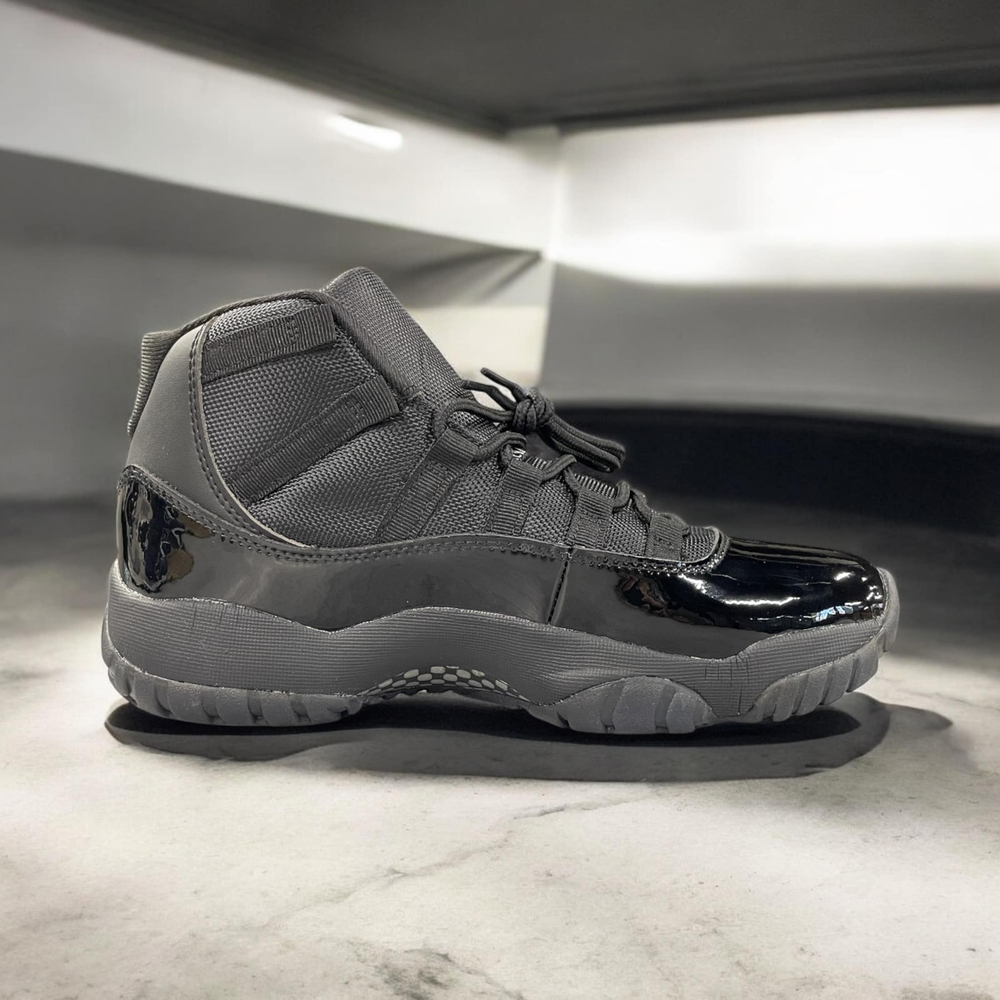 Nike Air Jordan 11 • Retro Cap and Gown