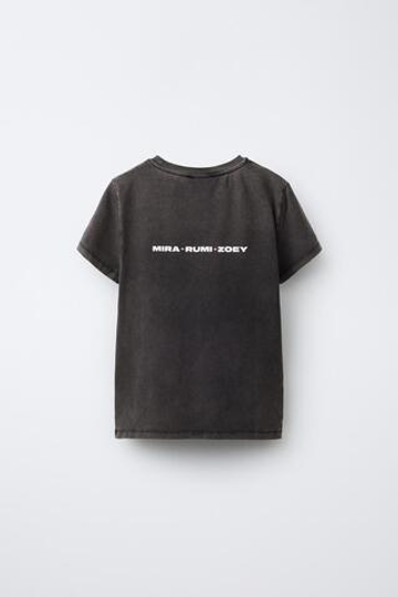 ZARA ФУТБОЛКА С ПРИНТОМ KPOP DEMON HUNTERS™ NETFLIX ©, АНТРАЦИТОВО-СЕРЫЙ