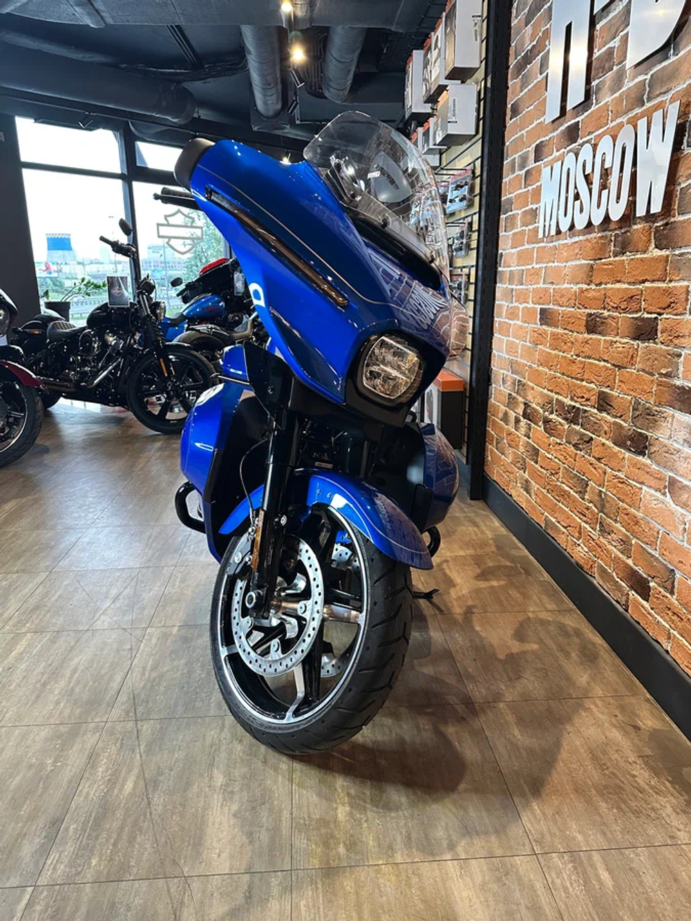 STREET GLIDE™ Ultra 117 в цвете BLUE BURST (BLACK TRIM)