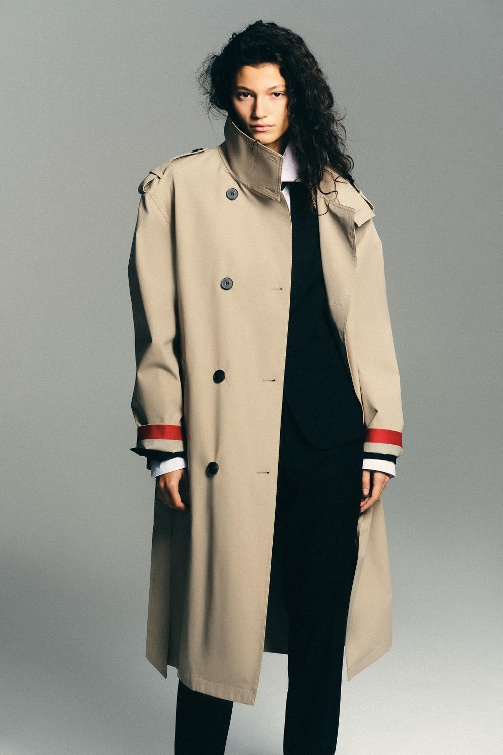 ZARA ВЕТРО- И ВОДООТТАЛКИВАЮЩИЙ ТРЕНЧ С ПОЯСОМ, РЫЖЕВАТО-КОРИЧНЕВЫЙ