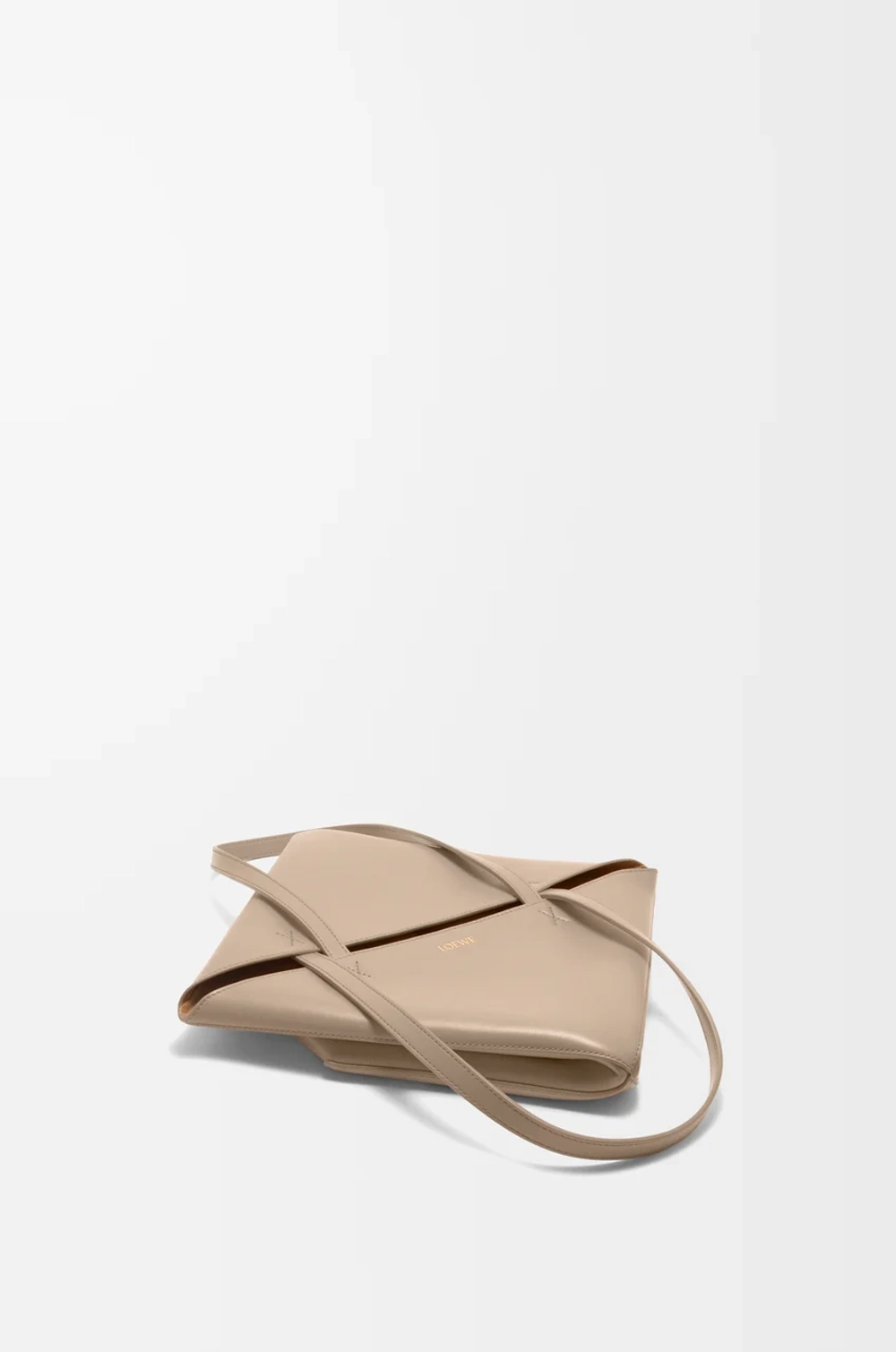 Loewe Средняя складная сумка-тоут Puzzle Fold из блестящей телячьей кожи, песочный