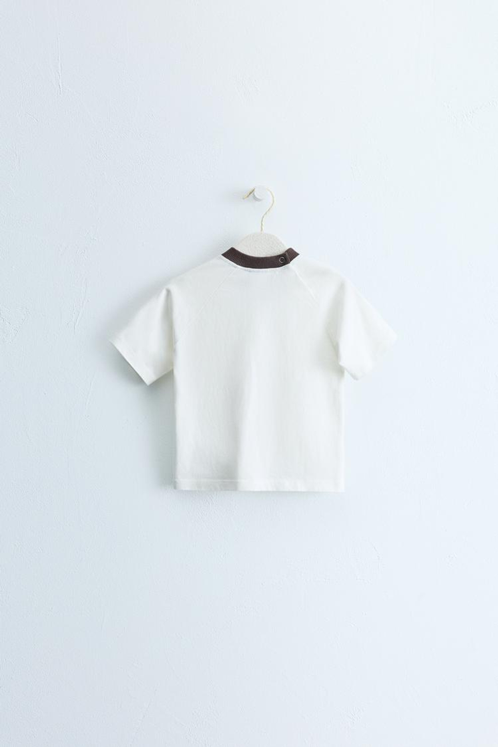 ZARA TIMELESS — ФУТБОЛКА С КОНТРАСТНЫМ ВОРОТНИКОМ, ЭКРЮ