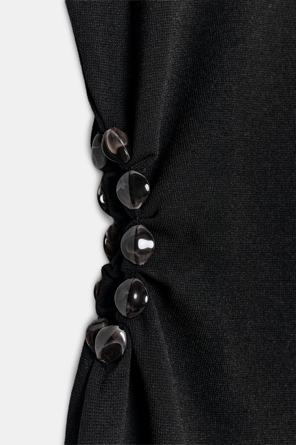 ТРИКОТАЖНОЕ ПЛАТЬЕ С ВЫРЕЗАМИ И ДЕКОРОМ — ZARA