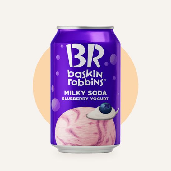 Газированный напиток Baskin Robbins Blueberry Yogurt со вкусом черничного йогурт — на фирменном фоне OH MY GEEK