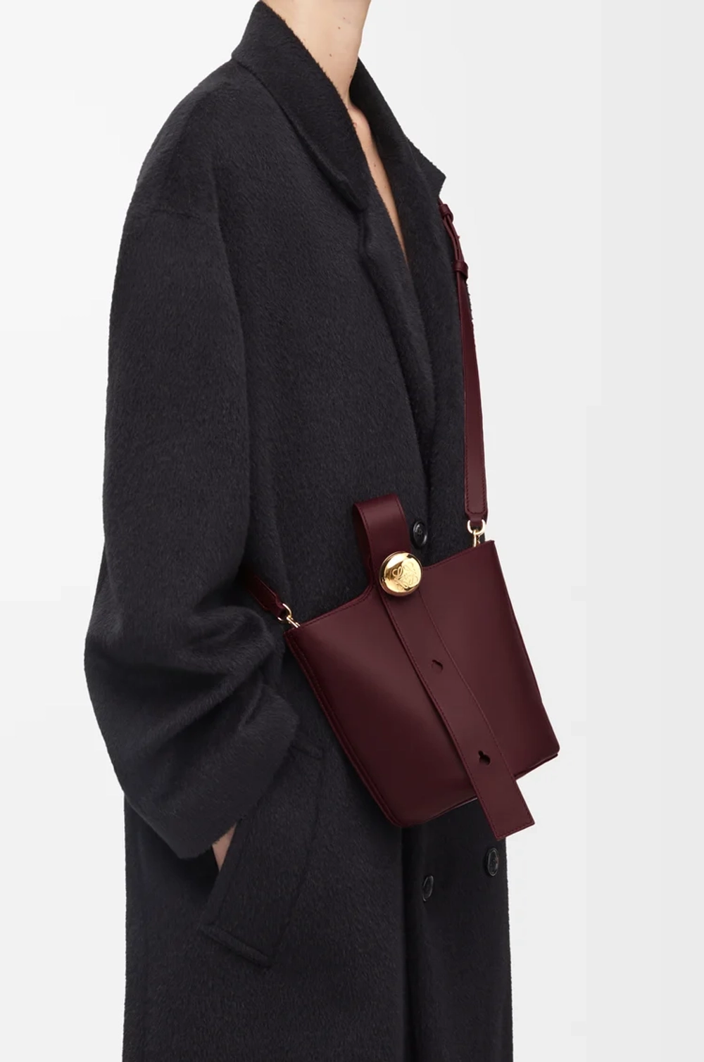 Loewe Мини-сумка-ведро Pebble из гладкой телячьей кожи, бургунди
