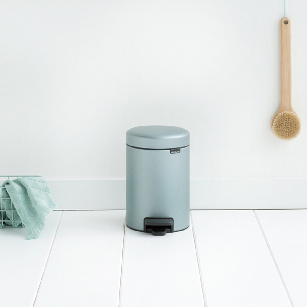 Ведро Brabantia NewIcon 3л мятный металлик в интерьере