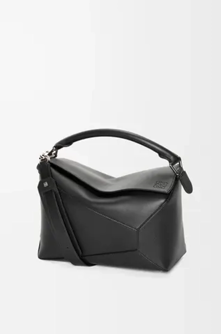 Loewe Сумка среднего размера Puzzle Edge из классической телячьей кожи, черный
