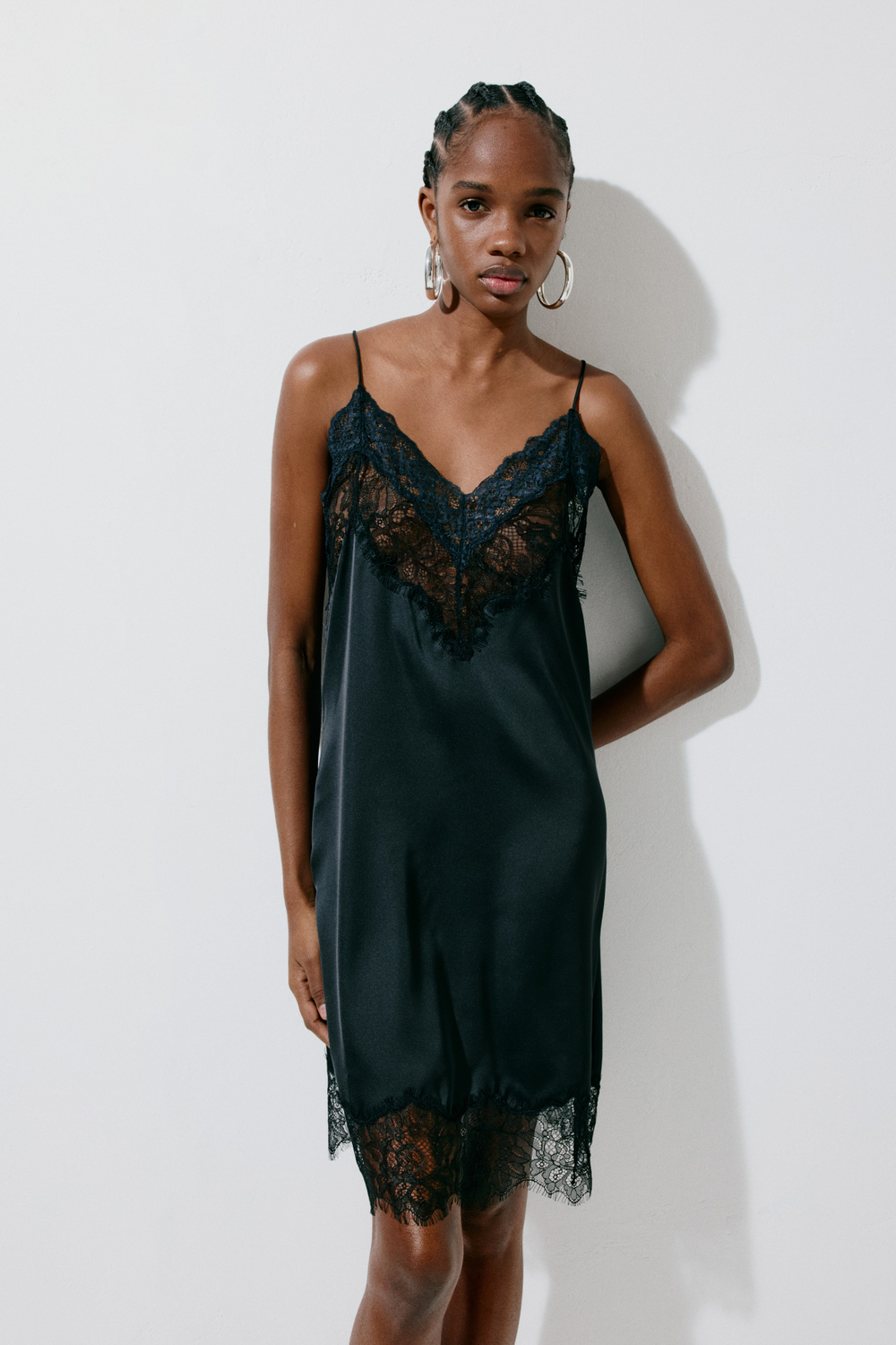 Атласное платье с кружевной лентой — Бежевый/оранжевый - H&M