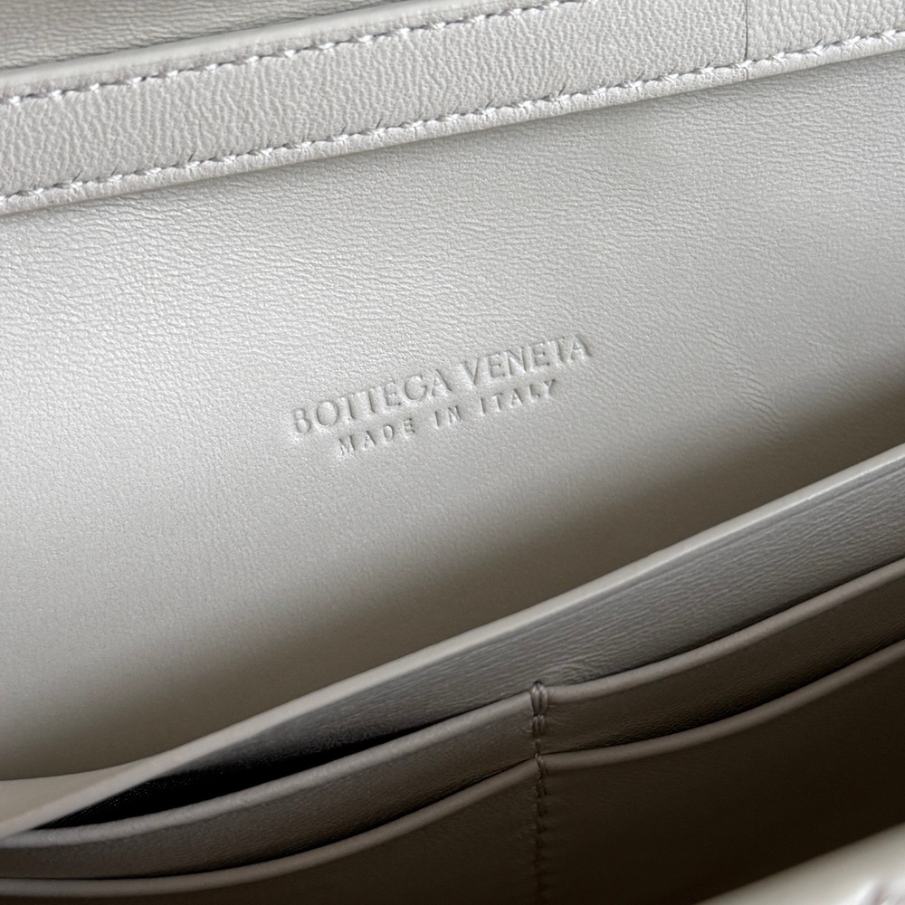 Сумка Bottega Veneta Andiamo Clutch — светло-серая — фото 9