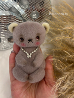 Игрушка в виде серого мишки ручная работа
