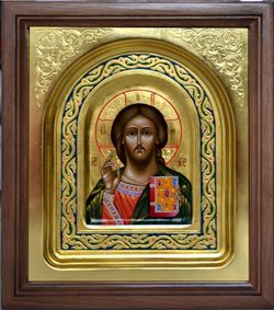 Иисус Христос. Писанная икона Спасителя в киоте.