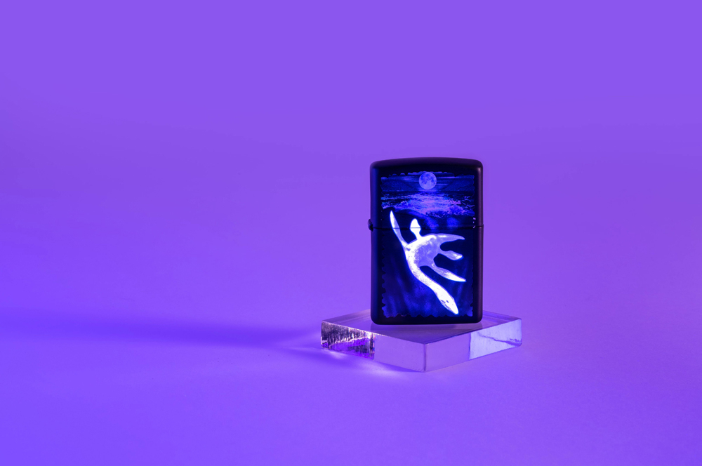 Зажигалка Zippo Lock Ness с покрытием Black Light, латунь/сталь, черная, матовая 38x13x57 мм