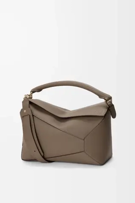 Loewe Сумка среднего размера Puzzle Edge из мягкой зернистой телячьей кожи, серо-коричневый
