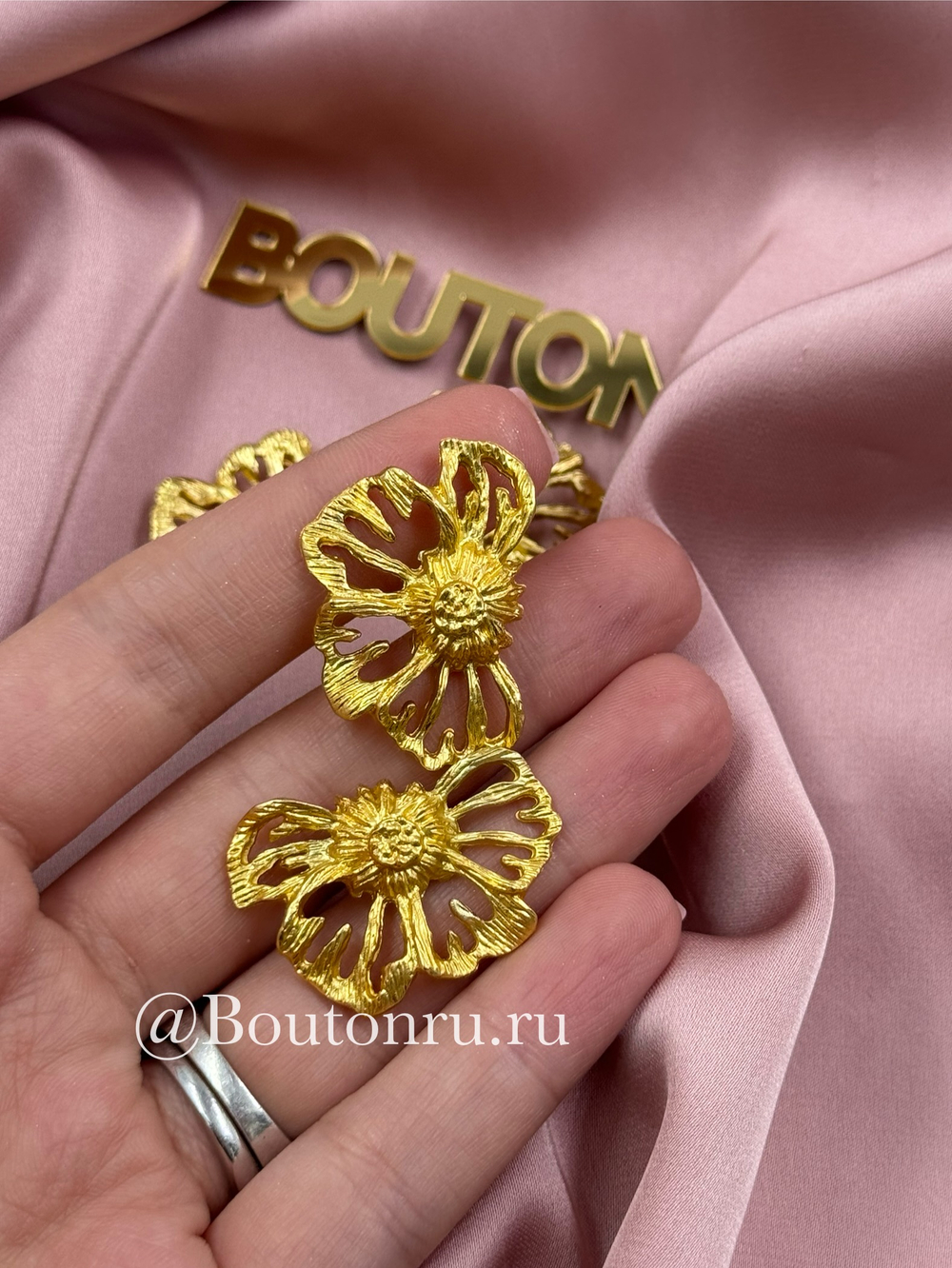 Пуговицы золотистые в форме половинки цветка на двух ножках
